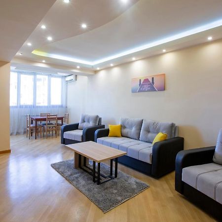 יירבאן Umba Apartment N4 - Balcony And Mount Ararat View מראה חיצוני תמונה